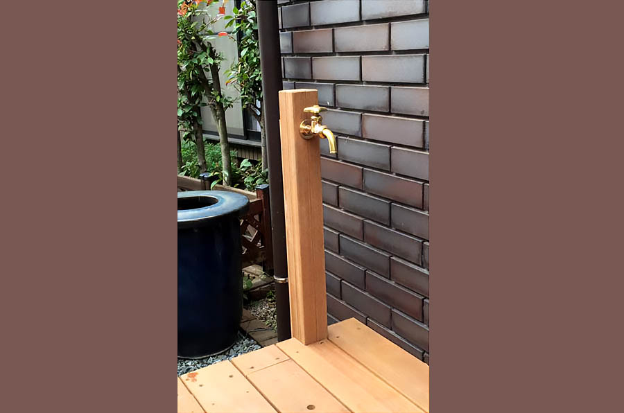 木製の立ち水栓